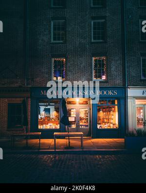 McNally Jackson Books at Night, in the Seaport, Manhattan, New York Stockfoto