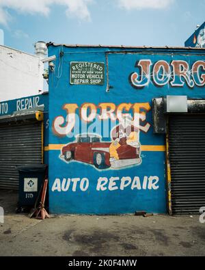 Jorge Auto Repair handbemaltes Vintage-Schild, Brooklyn, New York Stockfoto
