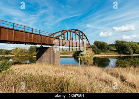 Verlassene Eisenbahnbrücke von 1938 über die Weser in Porta Westfalica Stockfoto