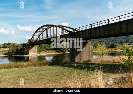 Verlassene Eisenbahnbrücke von 1938 über die Weser in Porta Westfalica Stockfoto