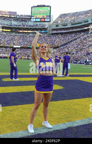 Baton Rouge, LA, USA. 10. September 2022. Ein LSU-Cheerleader winkt der Menge vor dem NCAA-Fußballspiel zwischen den Southern Jaguars und den LSU Tigers im Tiger Stadium in Baton Rouge, LA, zu. Jonathan Mailhes/CSM/Alamy Live News Stockfoto