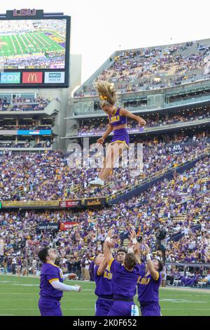 Baton Rouge, LA, USA. 10. September 2022. Ein LSU-Cheerleader fliegt durch die Luft und führt vor dem NCAA-Fußballspiel zwischen den Southern Jaguars und den LSU Tigers im Tiger Stadium in Baton Rouge, LA, einen Stunt durch. Jonathan Mailhes/CSM/Alamy Live News Stockfoto