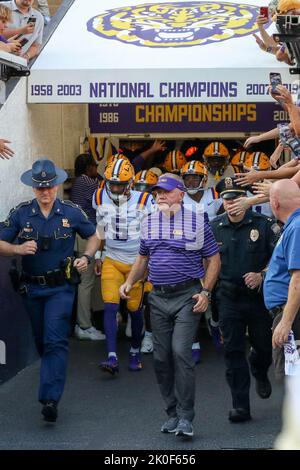 Baton Rouge, LA, USA. 10. September 2022. Brian Kelly, Head Football Coach der LSU, führt sein Team vor dem NCAA-Fußballspiel zwischen den Southern Jaguars und den LSU Tigers im Tiger Stadium in Baton Rouge, LA, auf das Spielfeld. Jonathan Mailhes/CSM/Alamy Live News Stockfoto