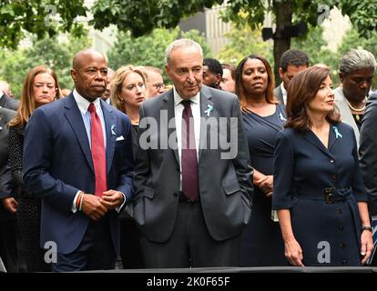 New York, USA. 11.. September 2022. Senator Chuck Schumer, Mitte, Bürgermeister Eric Adams, Gouverneurin Kathy Hochul und Generalbundesanwältin Letitia James, im Hintergrund, nehmen an der Gedenkstätte zum 21.. Jahrestag der Anschläge vom 11. September 2001 auf das World Trade Center am Sonntag, dem 11. September 2022 in New York Teil Foto von Louis Lanzano/UPI Quelle: UPI/Alamy Live Nachrichten Kredit: UPI/Alamy Live Nachrichten Stockfoto