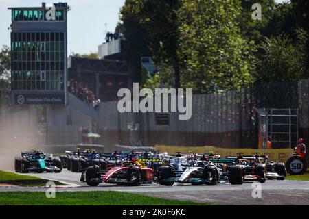 Monza, Italien. 11. September 2022. Start des Rennens: 16 LECLERC Charles (mco), Scuderia Ferrari F1-75, 63 RUSSELL George (gbr), Mercedes AMG F1 Team W13, Einsatz während der Formel 1 Pirelli Gran Premio d’Italia 2022, großer Preis von Italien 2022, 16. Rennen der FIA Formel 1 Weltmeisterschaft 2022 vom 9. Bis 11. September, 2022 auf dem Autodromo Nazionale di Monza, in Monza, Italien - Foto Florent Gooden / DPPI Quelle: DPPI Media/Alamy Live News Stockfoto