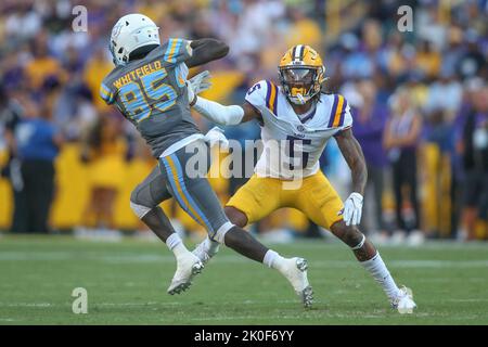 Baton Rouge, LA, USA. 10. September 2022. Jay ward (5) von LSU versucht, Southern's Chandler Whitfield (85) während des NCAA-Fußballspiels zwischen den Southern Jaguars und den LSU Tigers im Tiger Stadium in Baton Rouge, LA, zu decken. Jonathan Mailhes/CSM/Alamy Live News Stockfoto