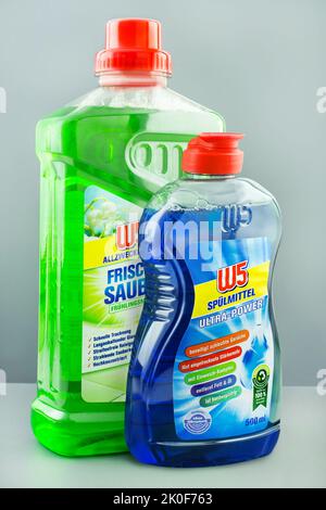 2 Flaschen W5 Allzweckreiniger und Spülmittel frisch und sauber Stockfoto