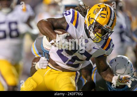 Baton Rouge, LA, USA. 10. September 2022. LSU läuft zurück Armoni Goodwin (22) versucht während des NCAA-Fußballspiels zwischen den südlichen Jaguaren und den LSU Tigers im Tiger Stadium in Baton Rouge, LA, ein Tackle zu brechen. Jonathan Mailhes/CSM/Alamy Live News Stockfoto