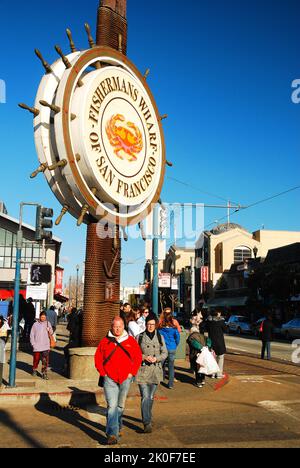 An einem kühlen Tag wimmt es im Viertel Fisherman's Wharf in San Francisco von Touristen Stockfoto