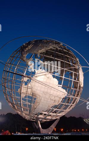 Die Edelstahl-Unisisphäre wurde für die New York World's Fair 1964 gebaut und ist zu einem Wahrzeichen im Flushing Meadows Corona Park in Queens geworden Stockfoto