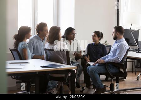Mitarbeiter des indischen Teams mit verschiedenen Geschäftsbereichen im Gespräch mit Mitarbeitern Stockfoto