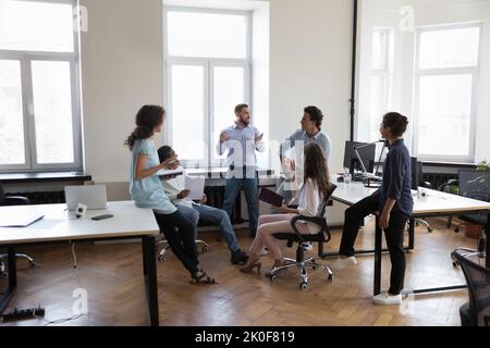 Glücklicher, selbstbewusster Geschäftsleiter, motivierender Mitarbeiter Stockfoto