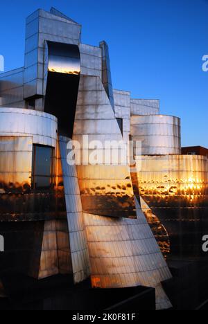 Das von Frank Gehry entworfene Frederick R Weisman Art Museum steht auf dem Campus der University of Minnesota und spiegelt den Sonnenuntergang wider Stockfoto