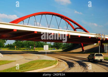 Die Front Door Bridge, eine moderne, verkabelte Brücke, führt den Verkehr auf der Interstate 65 vorbei an Columbus, Indiana Stockfoto