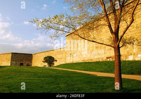 Die imposanten Steinmauern von Fort Independence dienten während der amerikanischen Revolution auf Castle Island in South Boston als Verteidigungsstellung. Stockfoto