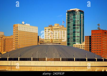 Die Skyline von Ft Worth, Texas, wächst hinter der Kuppel der Stadt mit dem Convention Center Stockfoto