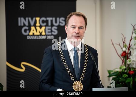 Düsseldorf, Deutschland. 06. September 2022. Oberbürgermeister Dr. Stephan Keller hält eine Begrüßungsrede im Düsseldorfer Rathaus. Der britische Prinz und seine Frau werben nächstes Jahr für die „Invictus Games“, die Paralympischen Wettbewerbe für Kriegsveteranen. Quelle: Fabian Strauch/dpa/Alamy Live News Stockfoto