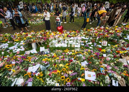 London, Großbritannien. 11. September 2022. Die Menschen kommen, um die verstorbene Königin im Green Park zu sehen und Blumen zu zollen. Königin Elizabeth II., die am längsten regierende Monarchin der britischen Geschichte, ist im Alter von 96 Jahren in Balmoral, Schottland, gestorben und ihr Sohn, der jetzt König Charles III. Genannt wird, ist ihr nachgefolgt. Kredit: Stephen Chung / Alamy Live Nachrichten Stockfoto