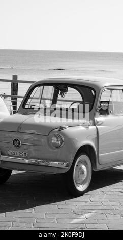 PESARO - ITALIEN - 02. - 2022. JULI : Oldtimer-Rallye fiat 600 in pesaro Stockfoto