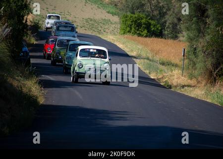 PESARO - ITALIEN - 02. - 2022. JULI : Oldtimer-Rallye fiat 600 in pesaro Stockfoto