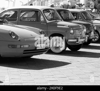 PESARO - ITALIEN - 02. - 2022. JULI : Oldtimer-Rallye fiat 600 in pesaro Stockfoto