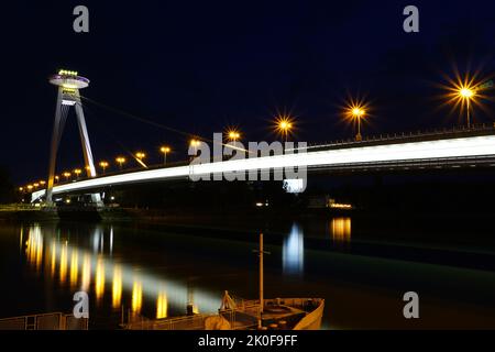 Bratislava, Slowakei - 28. Aug 2022:Neue Brücke (Most SNP) in Bratislava bei Nacht. Die Brücke des Slowakischen Nationalaufstandes oder die UFO-Brücke ist eine Straße b Stockfoto