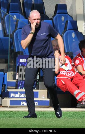 Bergamo, Italien. 11. Oktober 2021. Massimiliano Alvini Trainer von Cremonese, während der SpielserieEin italienisches Meisterschaftsspiel Atalanta vs Cremonese Endergebnis, Atalanta 1, Cremonese 1, Spiel im Gewiss Stadium gespielt. Bergamo, Italien, 11. September 2022. (Foto von Vincenzo Izzo/Sipa USA) Quelle: SIPA USA/Alamy Live News Stockfoto