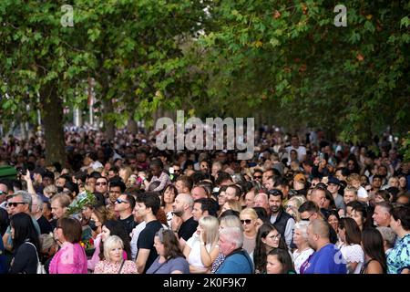 Nach dem Tod von Königin Elizabeth II. Am Donnerstag stehen die Menschen in der Mall am Buckingham Palace, London, Schlange. Bilddatum: Samstag, 11. September 2022. Stockfoto