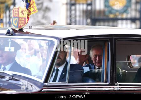 König Charles III verlässt den Buckingham Palace, London, nach dem Tod von Königin Elizabeth II. Am Donnerstag. Bilddatum: Samstag, 11. September 2022. Stockfoto