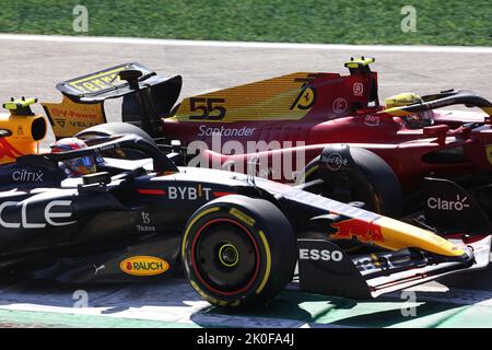 Monza, Italien. 11. September 2022. MONZA, Italien, 11. September 2022; #55, Carlos SAINZ Jr., ESP, Team Scuderia Ferrari, F1-75, Ferrari 065-Motor, #11. Sergio PEREZ Mendoza, MEX, Oracle Red Bull Racing RB18 Honda Credit: SPP Sport Press Photo. /Alamy Live News Stockfoto