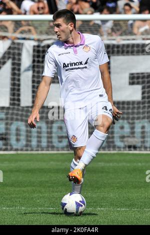 Bergamo, Italien. 11. Oktober 2021. Luka Lochoshvili Spieler von Cremonese, während der SpielserieEin italienisches Meisterschaft Atalanta vs Cremonese Endergebnis, Atalanta 1, Cremonese 1, Spiel im Gewiss Stadium gespielt. Bergamo, Italien, 11. September 2022. (Foto von Vincenzo Izzo/Sipa USA) Quelle: SIPA USA/Alamy Live News Stockfoto