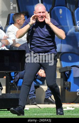 Bergamo, Italien. 11. Oktober 2021. Massimiliano Alvini Trainer von Cremonese, während der SpielserieEin italienisches Meisterschaftsspiel Atalanta vs Cremonese Endergebnis, Atalanta 1, Cremonese 1, Spiel im Gewiss Stadium gespielt. Bergamo, Italien, 11. September 2022. (Foto von Vincenzo Izzo/Sipa USA) Quelle: SIPA USA/Alamy Live News Stockfoto