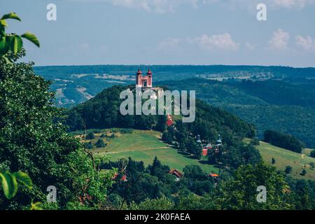 Banska Stiavnica, Slowakei - 14. August 2021: Schöne Aussicht auf Calvary Banská Štiavnica auf dem Hügel - barocke Architektur und Landschaft Wahrzeichen Stockfoto