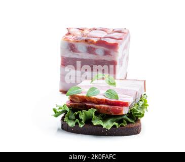 Hausgemachtes Sandwich mit Roggenbrot und geräuchertem Speck, isoliert auf Weiß Stockfoto