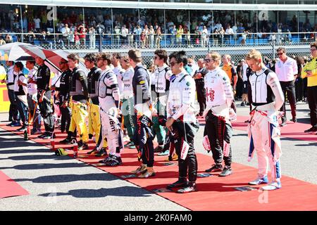 Monza, Italien. 11. September 2022. Die Fahrer beobachten die Nationalhymne und eine Schweigeminute in Bezug auf Königin Elizabeth II. 11.09.2022. Formel 1 Weltmeisterschaft, Rd 16, Großer Preis Von Italien, Monza, Italien, Wettkampftag. Der Bildnachweis sollte lauten: XPB/Alamy Live News. Stockfoto