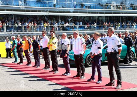 Monza, Italien. 11. September 2022. Das Teampersonal beobachtet die Nationalhymne und eine Schweigeminute in Bezug auf Königin Elizabeth II. 11.09.2022. Formel 1 Weltmeisterschaft, Rd 16, Großer Preis Von Italien, Monza, Italien, Wettkampftag. Der Bildnachweis sollte lauten: XPB/Alamy Live News. Stockfoto