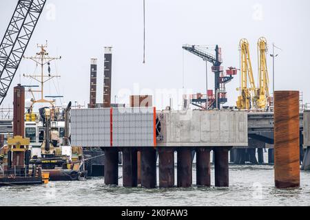 Wilhelmshaven, Deutschland. 08. September 2022. Für den künftigen Importterminal für Flüssigerdgas (LNG) werden an den neu gebauten Stegendelfinen Bauarbeiten durchgeführt. Eine FSRU (Floating Storage and Regasification Unit) für den Import von Flüssigerdgas nach Deutschland soll in diesem Winter an der Anlegestelle in Wilhelmshaven anlegen. Quelle: Sina Schuldt/dpa/Alamy Live News Stockfoto