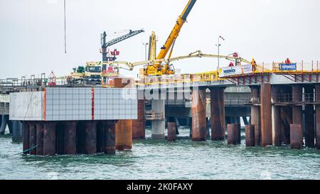 Wilhelmshaven, Deutschland. 08. September 2022. Für den künftigen Importterminal für Flüssigerdgas (LNG) werden an den neu gebauten Stegendelfinen Bauarbeiten durchgeführt. Eine FSRU (Floating Storage and Regasification Unit) für den Import von Flüssigerdgas nach Deutschland soll in diesem Winter an der Anlegestelle in Wilhelmshaven anlegen. Quelle: Sina Schuldt/dpa/Alamy Live News Stockfoto