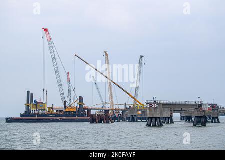 Wilhelmshaven, Deutschland. 08. September 2022. Am künftigen Importterminal für Flüssigergas (LNG) werden Bauarbeiten durchgeführt. Eine FSRU (Floating Storage and Regasification Unit) für den Import von Flüssigerdgas nach Deutschland soll in diesem Winter an der Anlegestelle in Wilhelmshaven anlegen. Quelle: Sina Schuldt/dpa/Alamy Live News Stockfoto