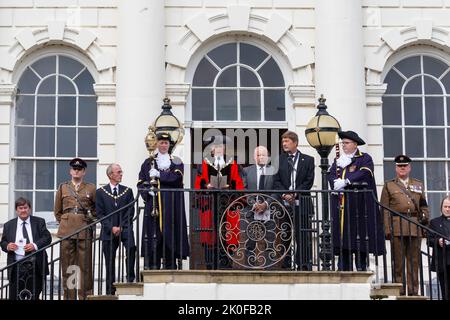 Warrington, Khés, England, Vereinigtes Königreich. Sonntag, 11. September 2022 - Warrington, Ceshire, England, Großbritannien - nach dem Tod von Königin Elizabeth II. Hielt der Bürgermeister eine Rede von den Stufen des Rathauses von Warrington, in der er die Proklamation seiner Majestät König Charles III. Ankündigte.Quelle: John Hopkins/Alamy Live News Stockfoto