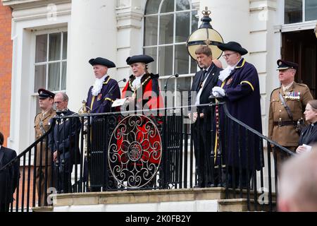 Warrington, Khés, England, Vereinigtes Königreich. Sonntag, 11. September 2022 - Warrington, Ceshire, England, Großbritannien - nach dem Tod von Königin Elizabeth II. Hielt der Bürgermeister eine Rede von den Stufen des Rathauses von Warrington, in der er die Proklamation seiner Majestät König Charles III. Ankündigte.Quelle: John Hopkins/Alamy Live News Stockfoto