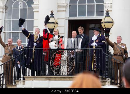 Warrington, Khés, England, Vereinigtes Königreich. Sonntag, 11. September 2022 - Warrington, Ceshire, England, Großbritannien - nach dem Tod von Königin Elizabeth II. Hielt der Bürgermeister eine Rede von den Stufen des Rathauses von Warrington, in der er die Proklamation seiner Majestät König Charles III. Ankündigte.Quelle: John Hopkins/Alamy Live News Stockfoto