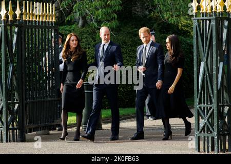 William Prince of Wales und Catherine Princess of Wales, begleitet von Harry, Herzog von Sussex und Meghan Herzogin von Sussex, schauen sich Blumen auf der langen Länge an Stockfoto
