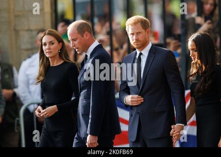 William Prince of Wales und Catherine Princess of Wales, begleitet von Harry, Herzog von Sussex und Meghan Herzogin von Sussex, schauen sich Blumen auf der langen Länge an Stockfoto