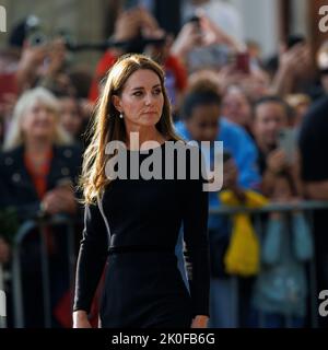 Catherine Princess of Wales sieht Blumen auf dem langen Spaziergang vor Windsor Castle, wo nach dem Tod Ihrer Majestät Ehrungen abgelegt wurden Stockfoto
