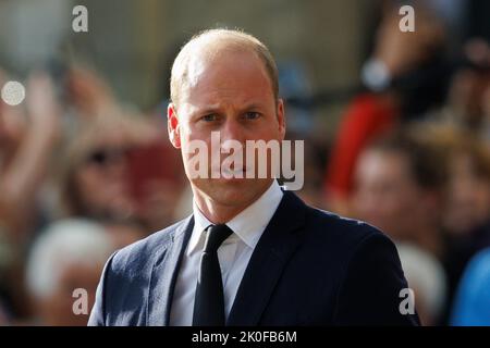 William Prince of Wales sieht Blumen auf dem langen Spaziergang vor Windsor Castle, wo nach dem Tod von her Majesty Quee Ehrungen abgelegt wurden Stockfoto