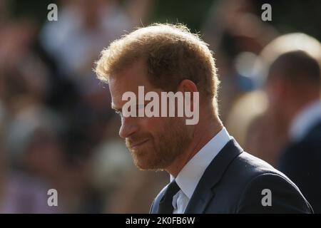 Harry, Herzog von Sussex, blickt auf dem langen Spaziergang vor Windsor Castle auf Blumen, wo nach dem Tod Ihrer Majestät Königin Ehrungen abgelegt wurden Stockfoto