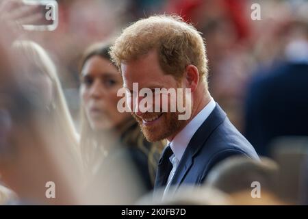 Harry, Herzog von Sussex, blickt auf dem langen Spaziergang vor Windsor Castle auf Blumen, wo nach dem Tod Ihrer Majestät Königin Ehrungen abgelegt wurden Stockfoto