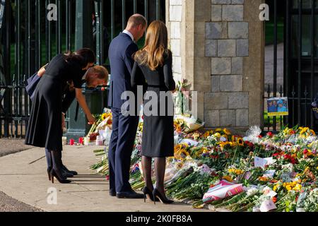 William Prince of Wales und Catherine Princess of Wales, begleitet von Harry, Herzog von Sussex und Meghan Herzogin von Sussex, schauen sich Blumen auf der langen Länge an Stockfoto