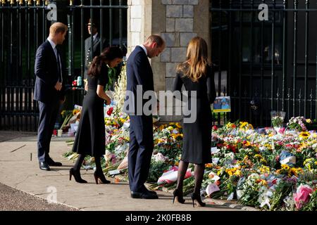 William Prince of Wales und Catherine Princess of Wales, begleitet von Harry, Herzog von Sussex und Meghan Herzogin von Sussex, schauen sich Blumen auf der langen Länge an Stockfoto